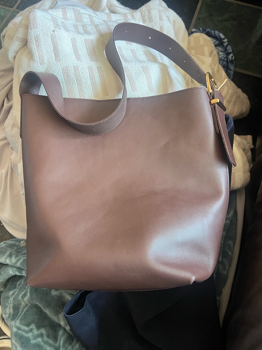 Madewell The Essential Bucket Tote - Picture 8 of 11